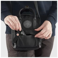 FJÄLLRÄVEN Kånken No. 2 Black Sling 2,5 - Shoulder Bag -Camping Discount Store fjaellraeven kaanken no 2 black sling 25 shoulder bag detail 7